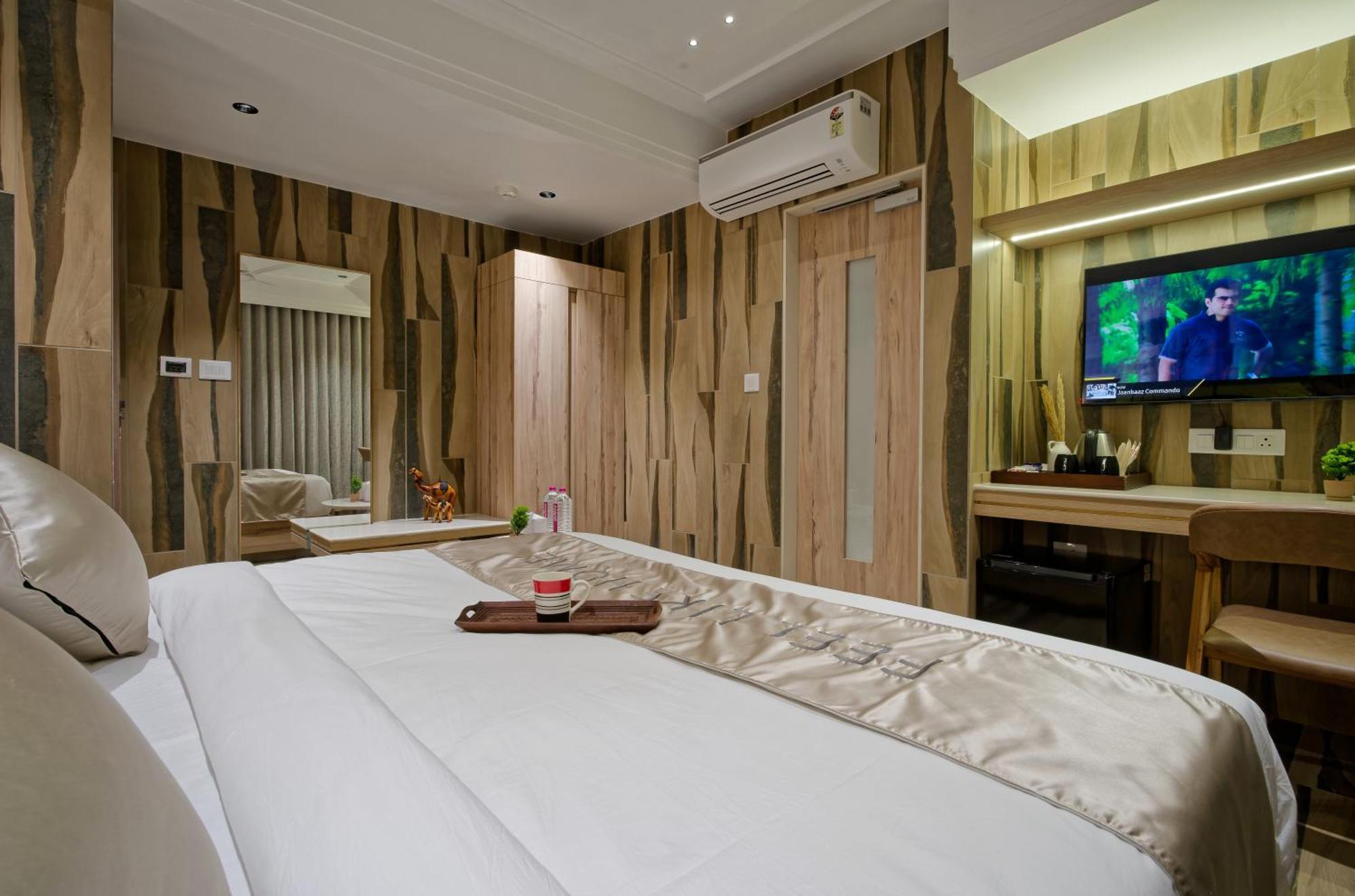Golden Plaza Hotel Ahmedabad Exterior photo